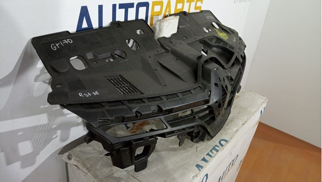 622563184R RENAULT Решетка радиатора купить в Полтава
