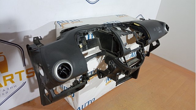 NISSAN 682009U100 Панель салона передняя "торпедо", нижняя часть в наличии Ирпень