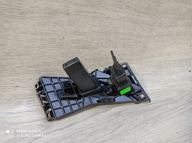 6V0807724 Кронштейн решетки радиатора купить Сумы