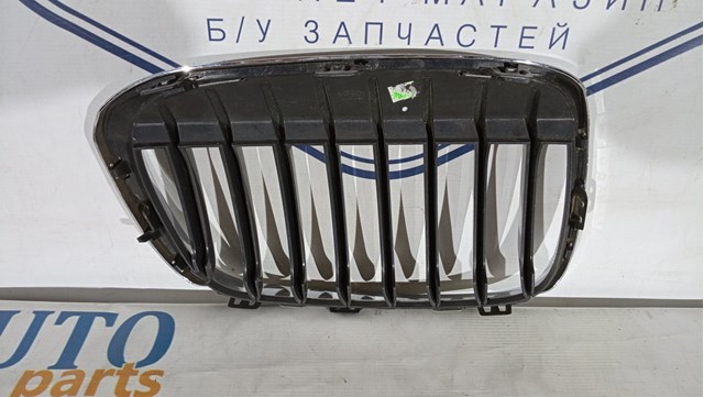 BMW 7383363 Решетка радиатора левая в наличии Киев