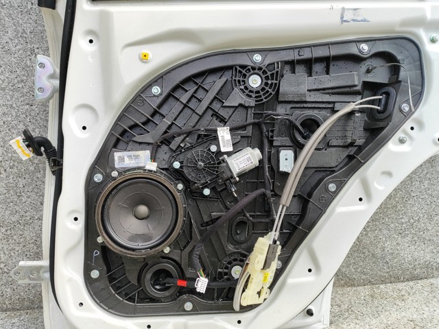 HYUNDAI 77004G5000 Дверь задняя правая в наличии Украина