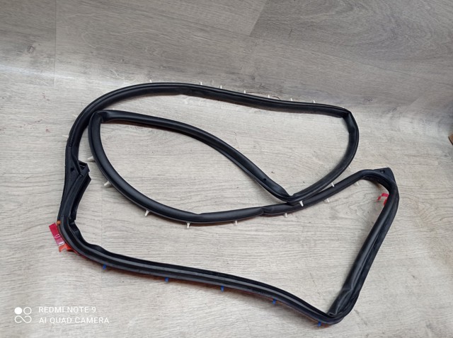 HYUNDAI 8213017000 Уплотнитель двери передней левой (на двери) в наличии Украина