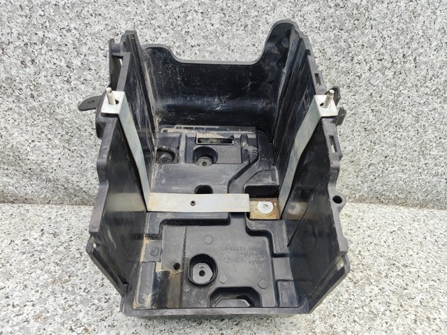 8V2110723BD FORD Полка под аккумулятор купить в Винница