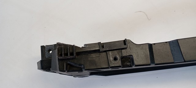 8W0807771 Кронштейн решетки радиатора купить Кривой Рог