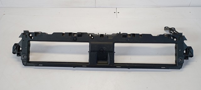 Кронштейн решетки радиатора 8W0807771 VAG