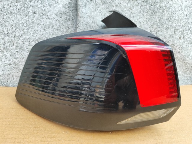 Задняя левая внешняя фара 9811028080 PEUGEOT