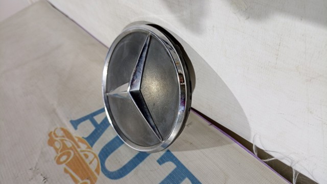 Эмблема решетки радиатора A9018170016 MERCEDES