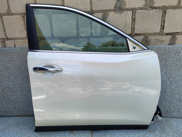 Пассажирская передняя дверь H010M5H5AA NISSAN
