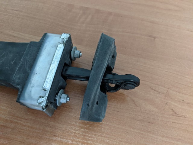 LR045541 LAND ROVER Ограничитель задней двери купить в Винница