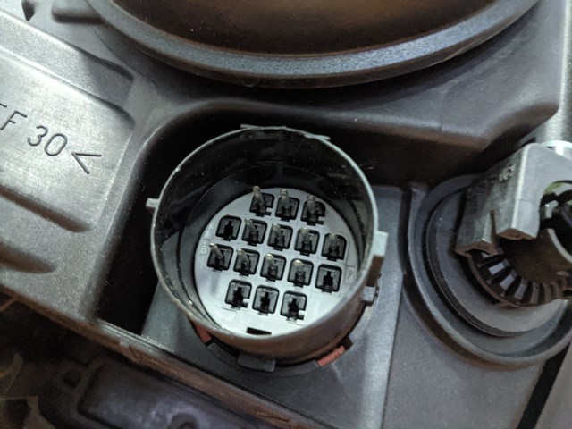 LR052376 LAND ROVER Правая фара купить в Ужгород