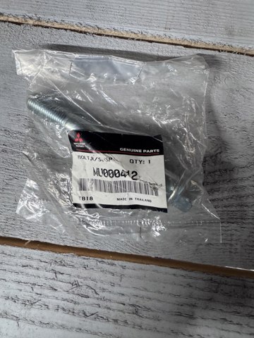 Палец задней рессоры, передний MU000412 MITSUBISHI
