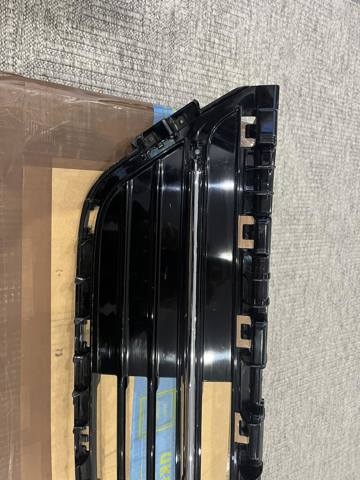 FORD GD9Z17K945A Решетка бампера переднего центральная в наличии Львов