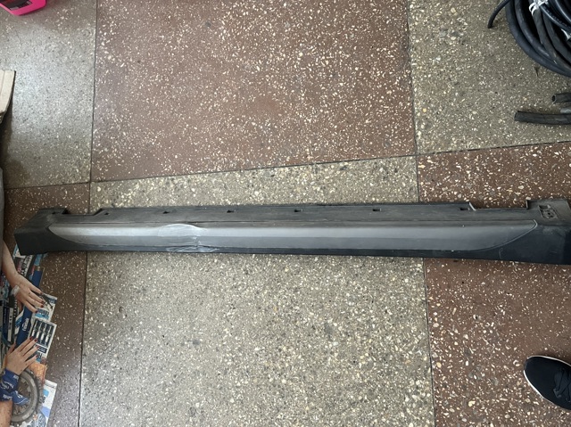 Накладка наружняя (молдинг) порога, правый 87752D7000CA HYUNDAI