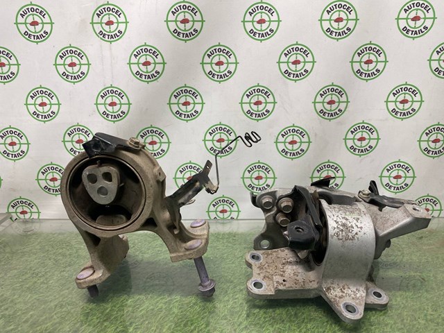 Кронштейн подушки (опоры) двигателя, левой 1230425010 TOYOTA