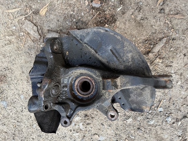 Цапфа (поворотный кулак) передний правый 31216761576 BMW