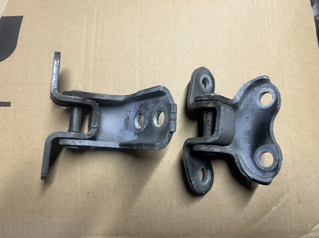Дверной шарнир водительской вери 6872002060 TOYOTA
