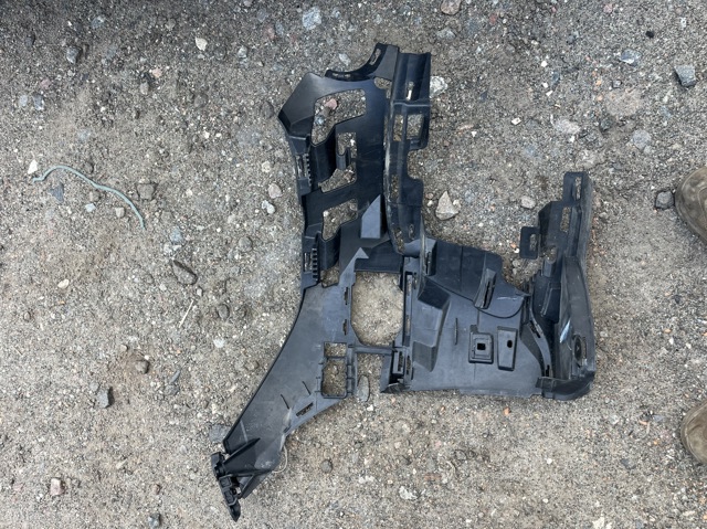 Правое крепление переднего бампера A2068857001 MERCEDES