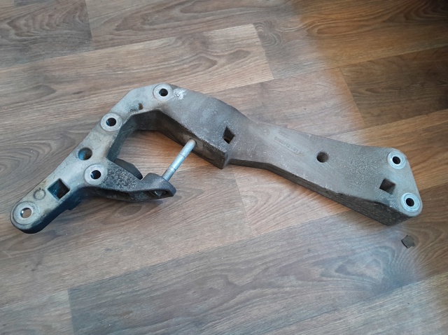 Балка крепления коробки передач 22329485312 BMW
