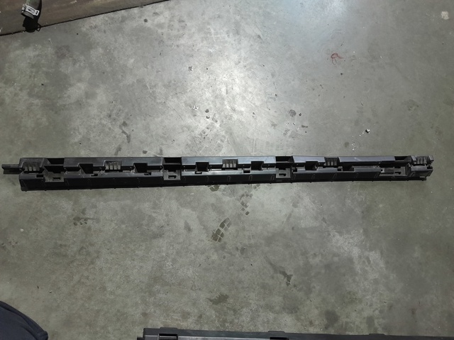 Кронштейн наружной накладки порога левой 32216386 VOLVO