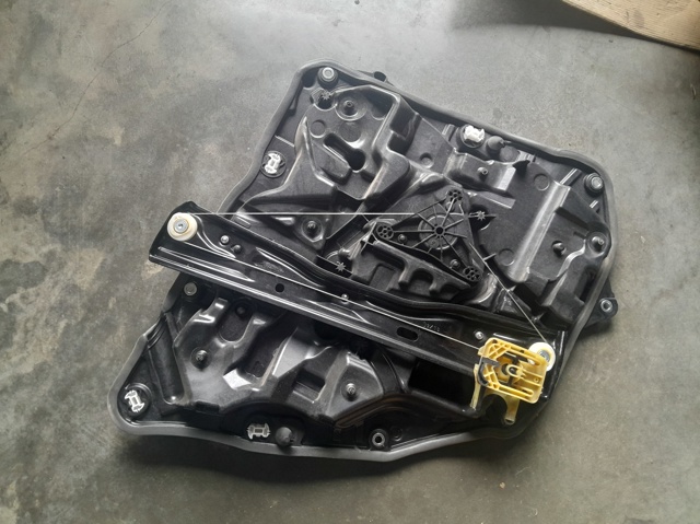 Стеклоподъемник задней правой двери 51337487088 BMW