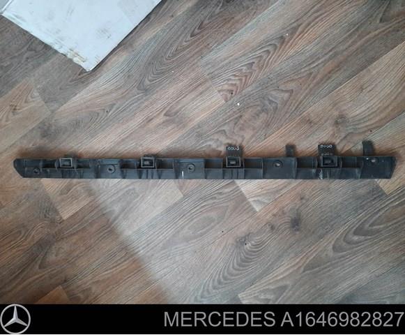 Кронштейн наружной накладки порога правой A1646982827 MERCEDES