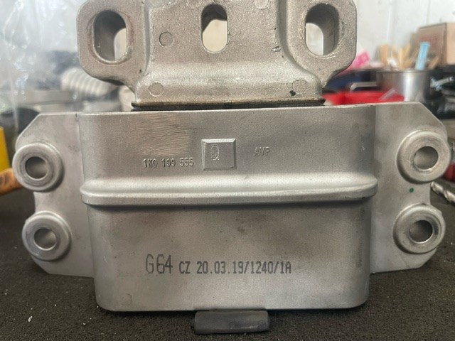 VAG 1K0199555Q Левая подушка двигателя в наличии Львов