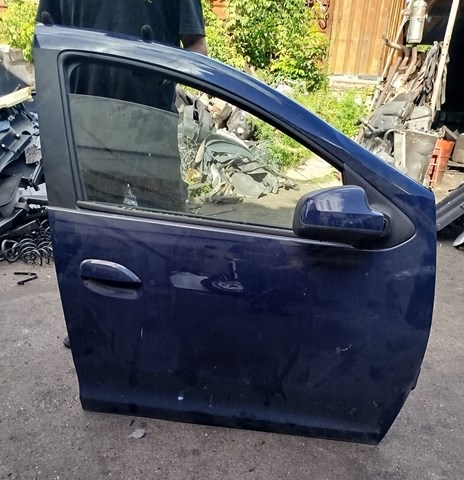 Пассажирская передняя дверь 801008681R RENAULT