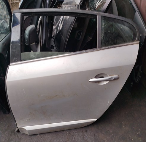 Дверь задняя левая 821017436R Renault (RVI)