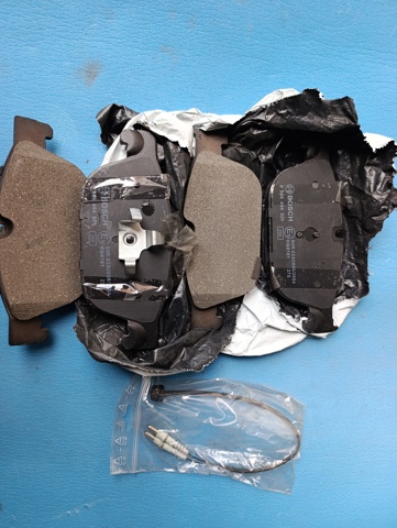 BOSCH 0986494526 Колодки тормозные передние дисковые в наличии Ирпень