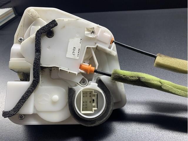 Замок задней правой двери  KD4772310 MAZDA