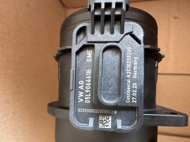 Датчик расхода воздуха 05L906461B VAG