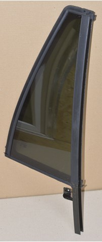 VOLVO 30799350 Стекло-форточка двери задней правой в наличии Винница