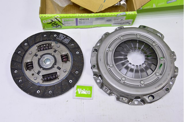 Комплект сцепления (диск, корзина, подшипник) 826219 VALEO