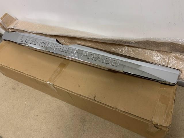 TOYOTA 7681060040 Накладка багажника (двери 3/5-й задней) в наличии Ирпень