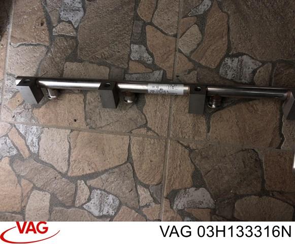 Распределитель топлива (рампа), правый 03H133316N VAG