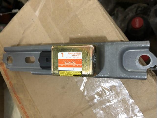 Датчик AIRBAG передний 8983048020 TOYOTA