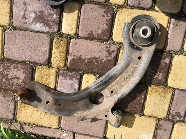 Правый рычаг передней нижней подвески D10E34300 MAZDA