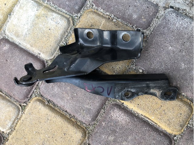D10E52420 MAZDA Петля капота левая купить в Чернигов