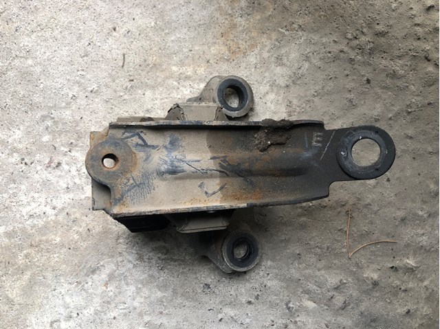 MAZDA D10G39070A Левая подушка двигателя в наличии Черновцы
