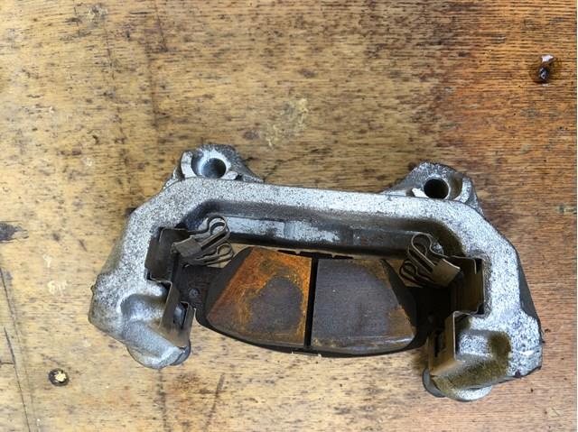 KAY02629X MAZDA Скоба тормозного суппорта заднего купить в Хмельницкий