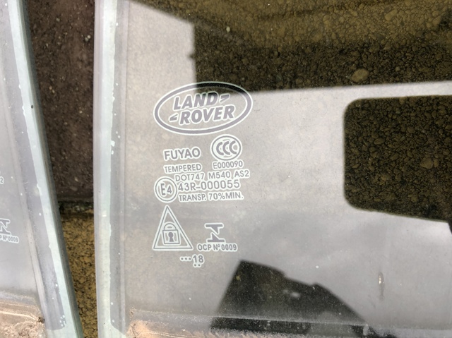 Стекло задней двери, левой LR058835 LAND ROVER