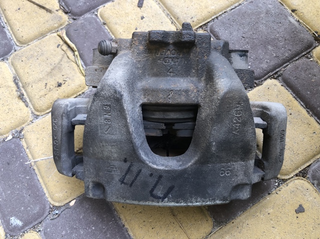 Суппорт тормозной передний правый LR061369 LAND ROVER