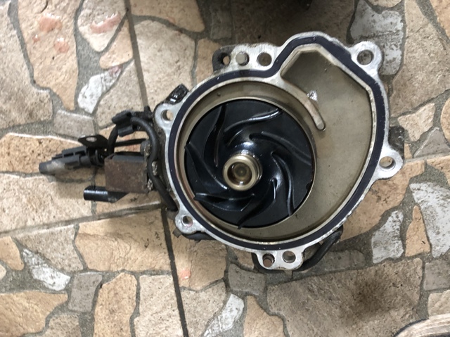 LAND ROVER LR073693 Помпа водяная (насос) охлаждения в наличии Черновцы