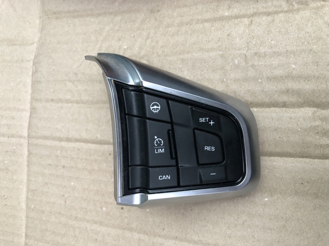Блок кнопочных переключателей рулевого колеса LR095541 LAND ROVER
