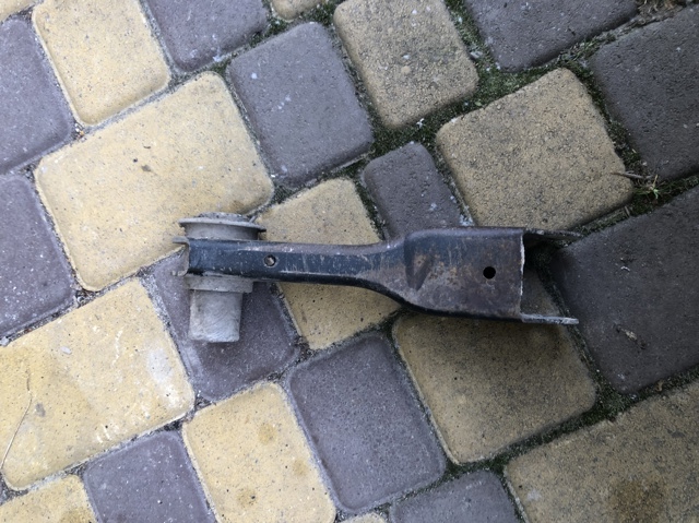 Балансир задний левый LR128497 LAND ROVER