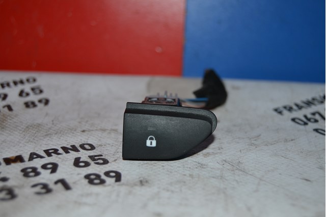 Кнопка блокировки замка двери 252103678R RENAULT