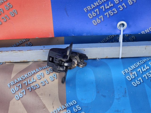 Замок задней правой распашной двери, нижний 8200031626 RENAULT