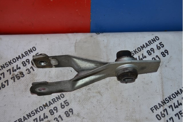 Кронштейн подушки (опоры) двигателя, правой 8200250743 RENAULT