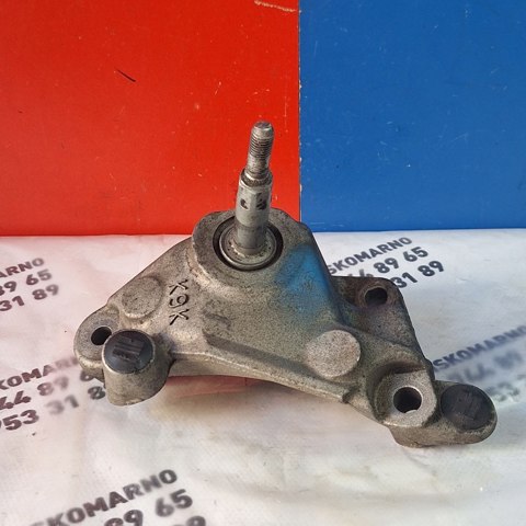 Кронштейн подушки (опоры) двигателя, левой 8200277203 RENAULT
