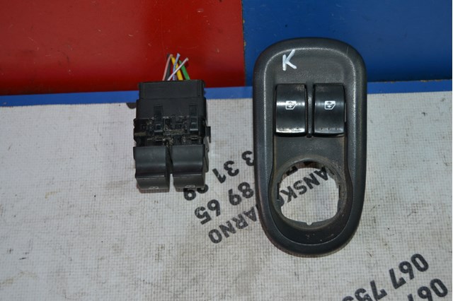 Кнопки переднего левого стеклоподъемника 8200476806 RENAULT